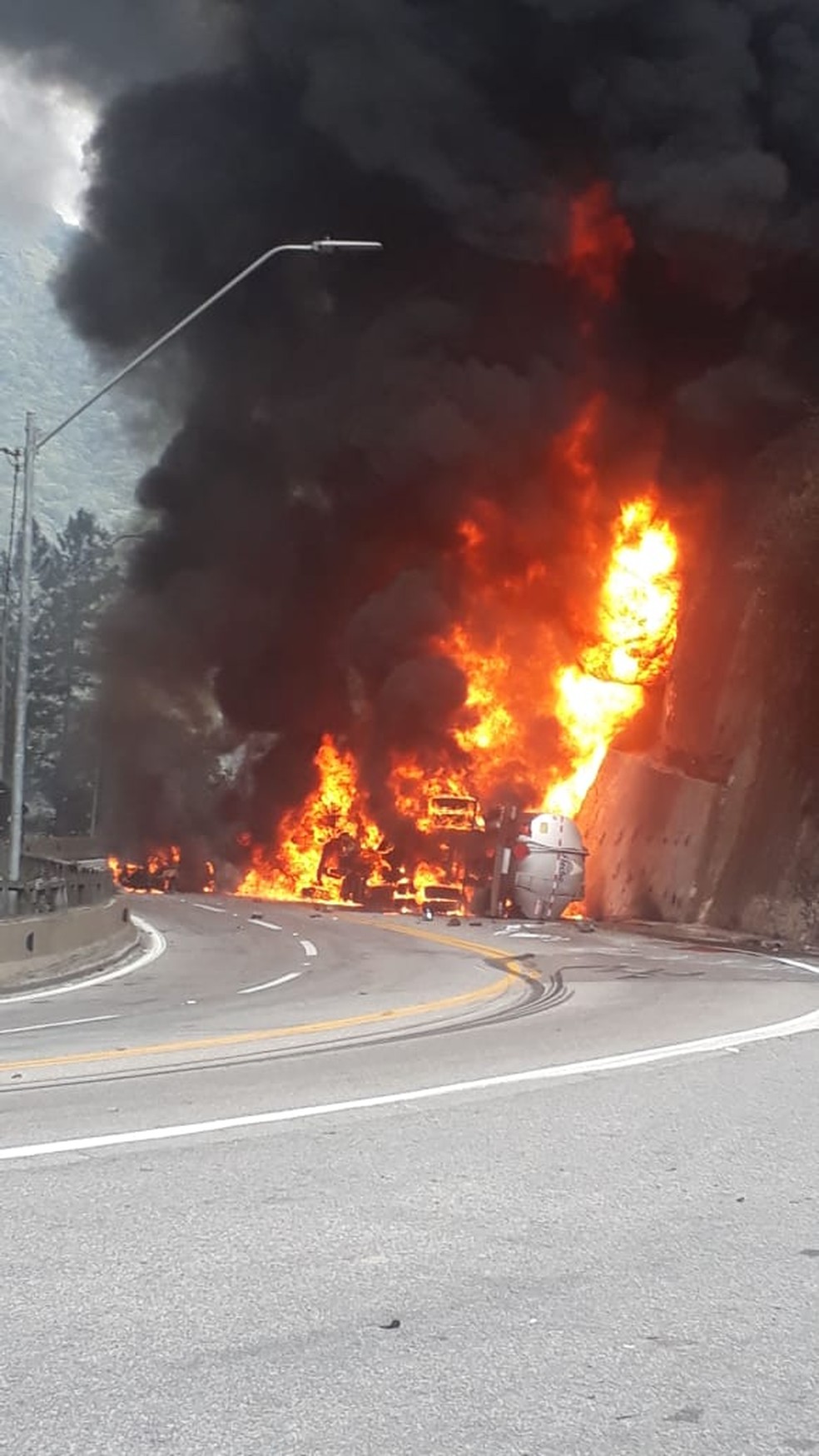 Caminhão em chamas mobiliza bombeiros na serra da Tamoios — Foto: Bombeiros/Divulgação