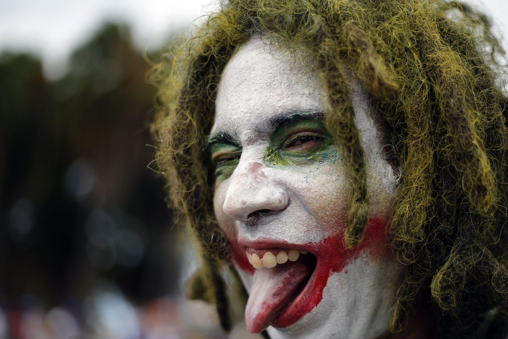 Fotografia de folião na Orquestra Voadora em fevereiro de 2017 — Foto: Marcos de Paula/G1