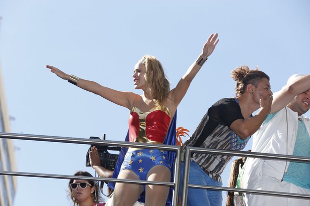 Carolina Dieckmann no Bloco da Preta Gil no Rio de Janeiro (Foto: Felipe Panfili/AgNews)