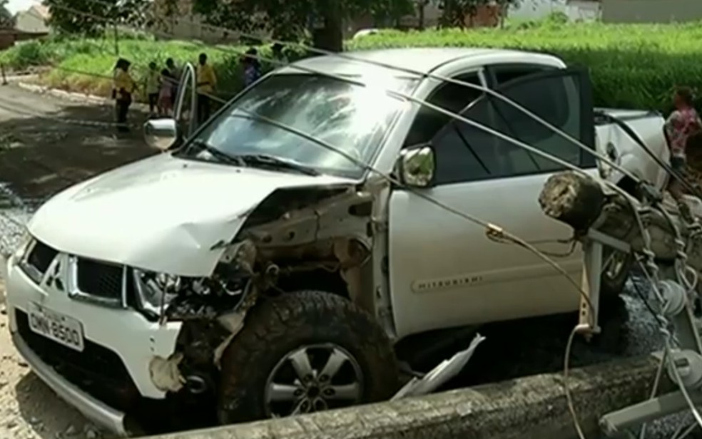 Motorista embriagado derruba três postes em batida, em Rio Verde, Goiás (Foto: Reprodução/TV Anhanguera)