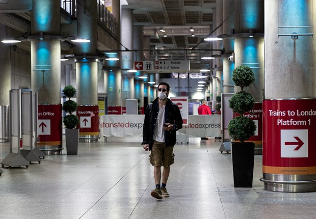 Passageiro na estação de trem do London Stansted Airport, em Londres, no Reino Unido (Foto: Dominika Zarzycka/NurPhoto via Getty Images)