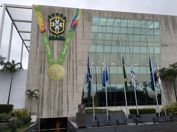 CBF homenageia campeões olímpicos em sua sede no Rio