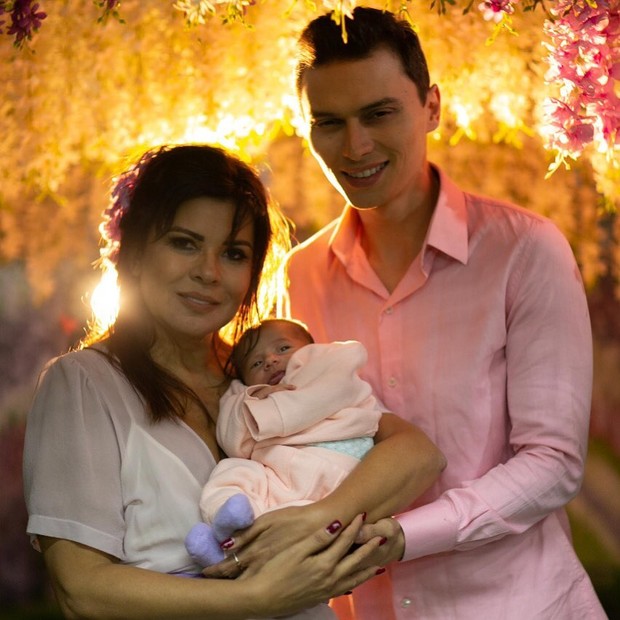 Mara Maravilha e Gabriel Torres posam com bebê de amiga (Foto: Reprodução/Instagram)