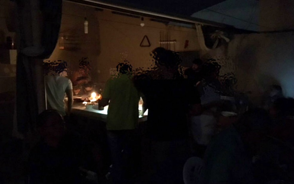Cerca de 20 pessoas foram convidadas para a festa e ficaram no escuro (Foto: Lay Amorim/Achei Sudoeste)