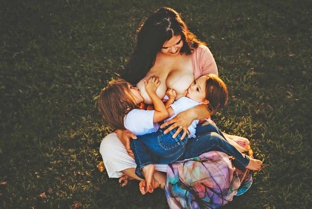 Laura Smith amamenta seus filhos, Joel e Bennett, de 5 e 2 anos (Foto: Reprodução/Mirror/HotSpot Media/Megan Hansen Photography)