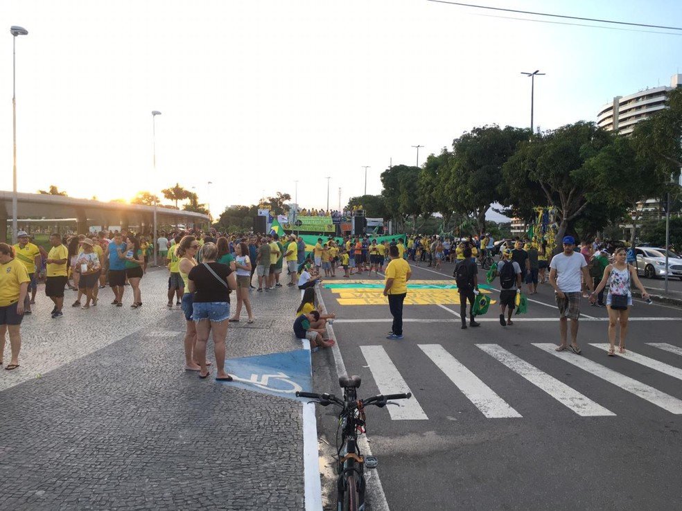 MANAUS, 17h40: manifestantes se dispersaram na Ponta Negra — Foto: Rickardo Marques/G1 AM