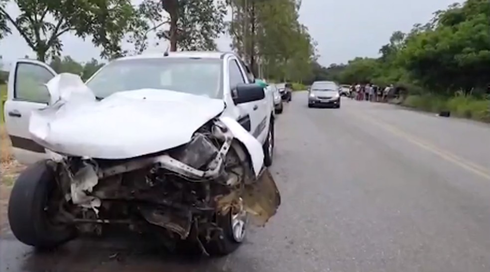 Batida entre duas caminhonetes e um carro deixa feridos no sul da Bahia — Foto: Reprodução / TV Santa Cruz