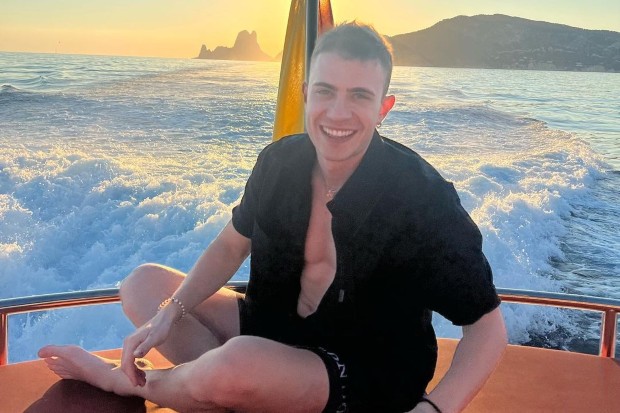 Leo Picon posa em viagem para Ibiza, na Espanha (Foto: Reprodução/Instagram)