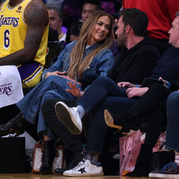 LOS ANGELES, CALIFORNIA - DECEMBER 07: Jennifer Lopez and Ben Affleck courtside during the game between the Boston Celtics and the Los Angeles Lakers at Staples Center on December 07, 2021 in Los Angeles, California.  NOTE TO USER: User expressly acknowle (Foto: Getty Images)