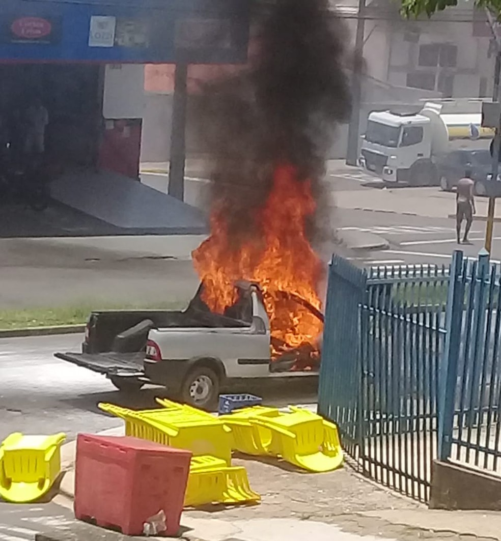 Incêndio destruiu veículo em Presidente Prudente — Foto: Claudia Neves de Matos
