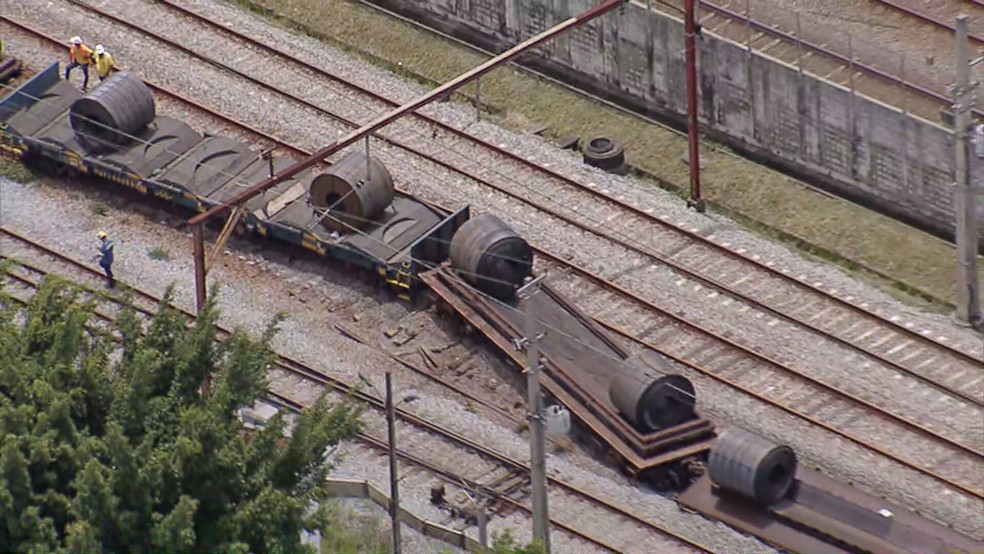 Trens descarrilado em trilho da CPTM — Foto: Reprodução/TV Globo