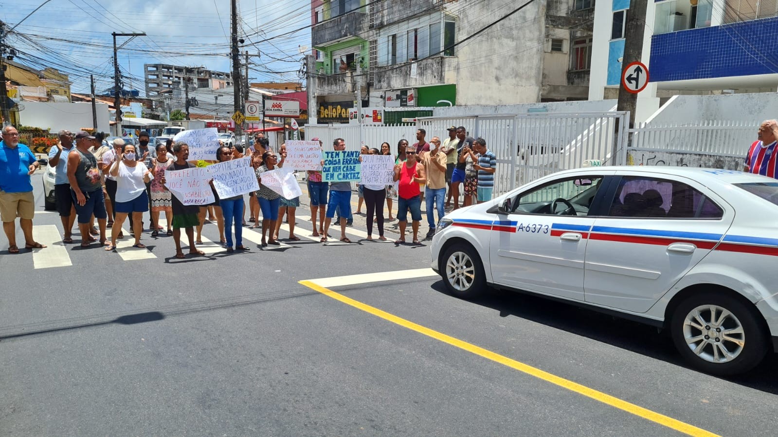 Moradores pedem segurança em protesto na frente de hospital alvo de vândalos em Salvador; trânsito é lento na região