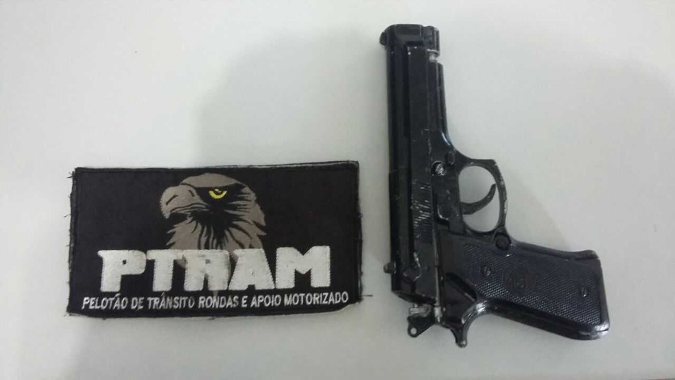 Polícia encontrou arma de brinquedo com o adolescente (Foto: Divulgação/Polícia Militar)