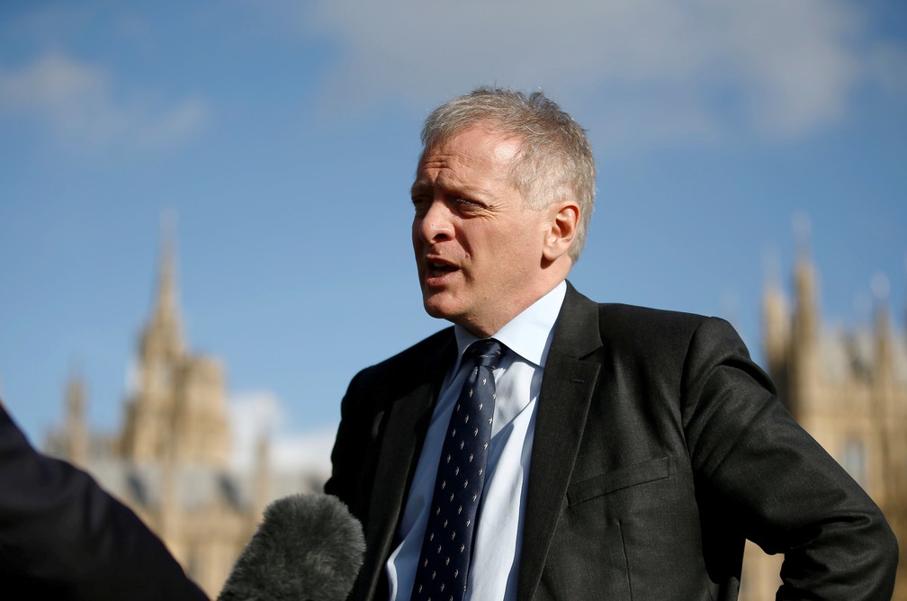 Phillip Lee fala com a imprensa do lado de fora do Parlamento em fevereiro de 2019 â Foto: Henry Nicholls/Reuters