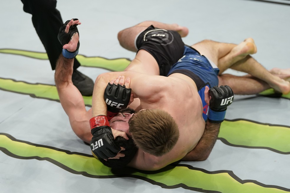 Bryce Mitchell venceu Matt Sayles por finalização aos 4m20s do primeiro round — Foto: Getty Images