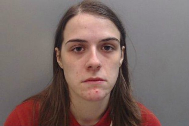 Mulher finge ser homem para ter relações com outra mulher usando um pênis falso (Foto: Divulgação/Polícia de Cheshire)