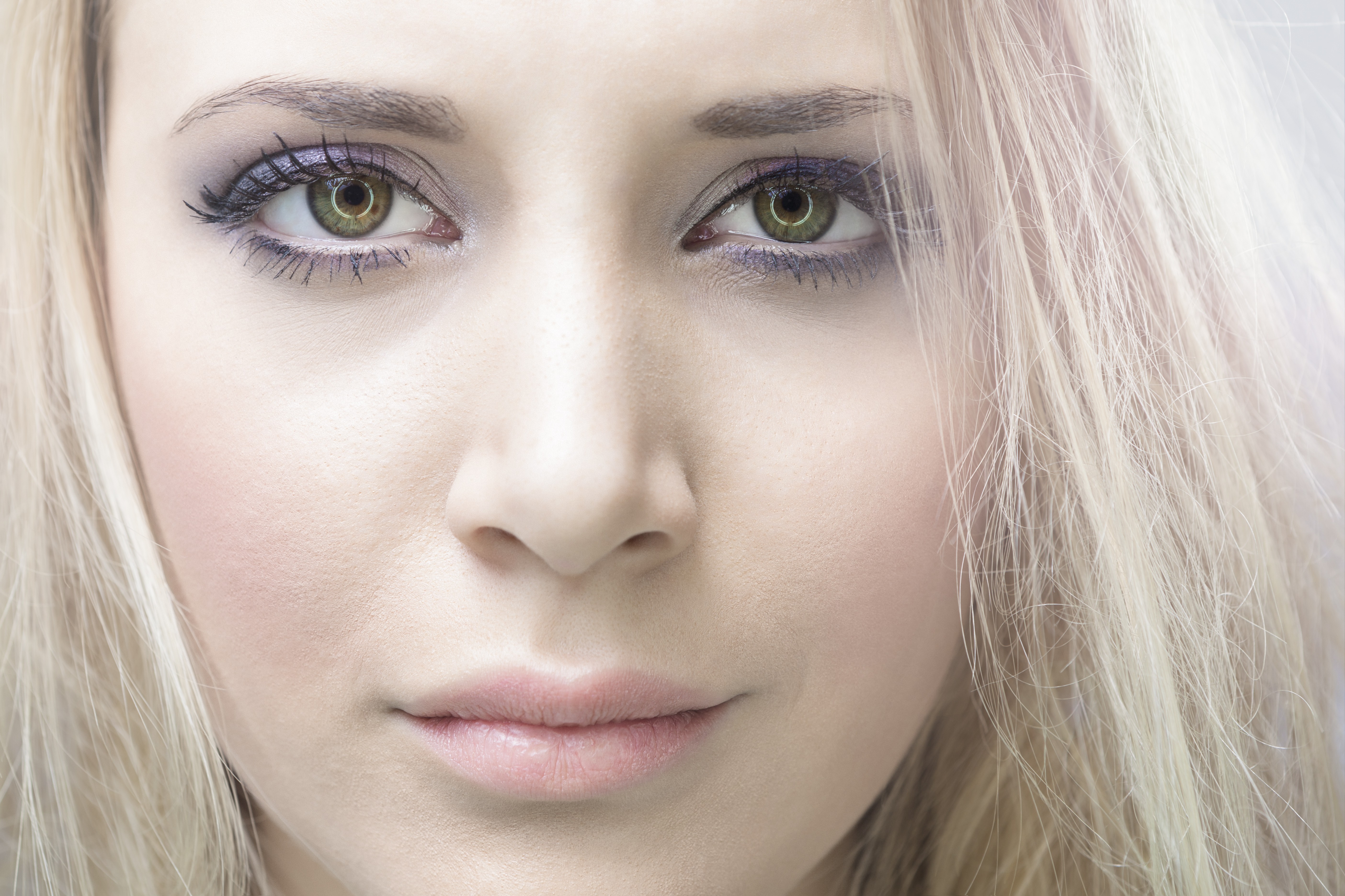 Olhos verdes podem ser realçados com delineador berinjela (Foto: Think Stock)