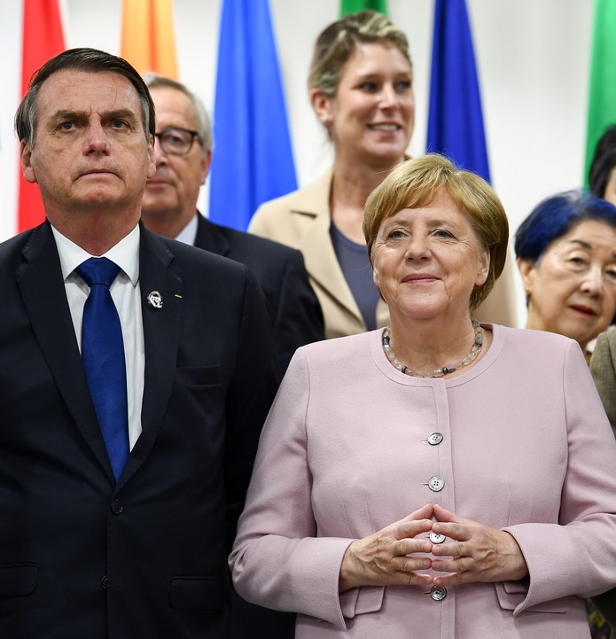 O presidente Jair Bolsonaro e a chanceler alemÃ£ Angela Merkel em encontro do G20 â Foto: Brendan Smialowski / AFP