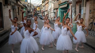 Alunos da Escola de Ballet Manguinhos praticam movimentos da dança após sessão de fotos na favela do Rio de Janeiro. Com cerca de 400 alunos entre seis e 29 anos o projetoi enfrenta a possibilidade de fechamento devido a dificuldades financeiras  — Foto: MAURO PIMENTEL / AFP