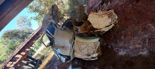 Carro ficou destruído após acidente; menino de 5 anos sobreviveu — Foto: Corpo de Bombeiros