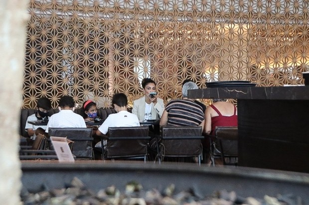Juliana Paes com a família em restaurante (Foto: Edson Aipim/AgNews)