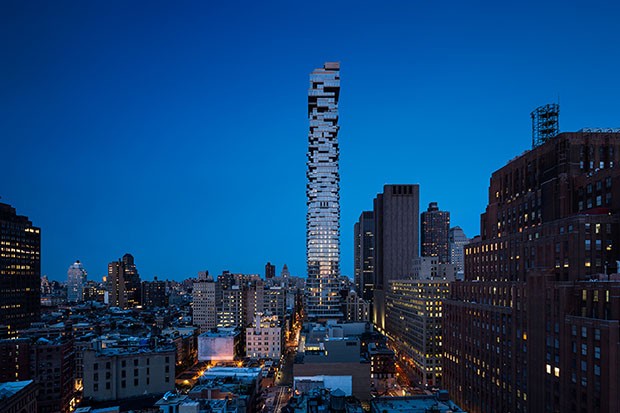 Com 243 metros de altura e 10 coberturas, arranha céu em Nova York chama atenção pelo formato inusitado (Foto: reprodução)