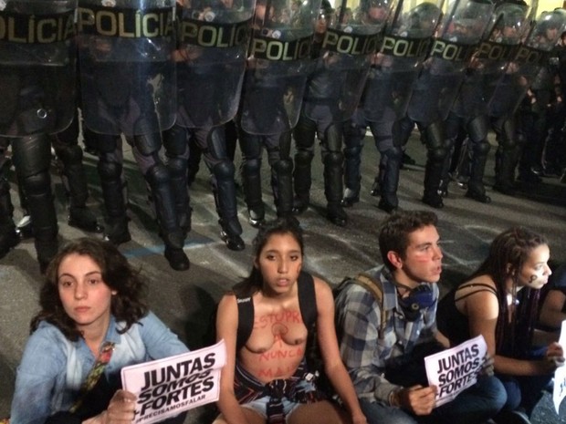 Força Tática da PM observa manifestantes durante ato contra cultura do estupro em SP (Foto: Lívia Machado/G1)