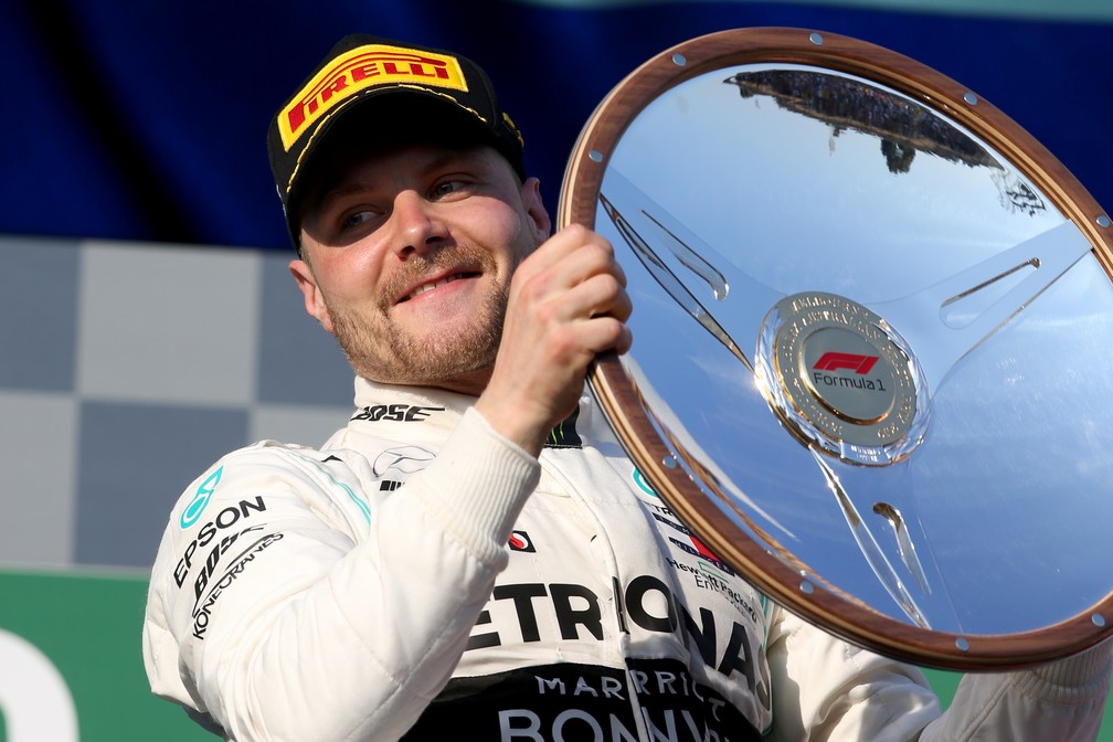 Valtteri Bottas comemora a vitória no GP da Austrália de 2023 no pódio do Albert Park — Foto: Charles Coates/Getty Images