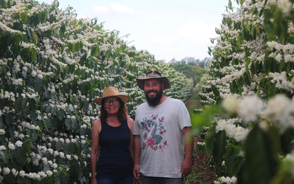 A produtora Fernanda Maciel, de 59 anos, e o filho, Felipe Maciel, tocam negócio de café, em Franca (SP)   — Foto: Divulgação