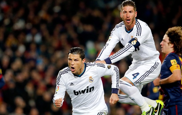 Cristiano Ronaldo comemora gol do Real Madrid contra o Barcelona (Foto: AP)