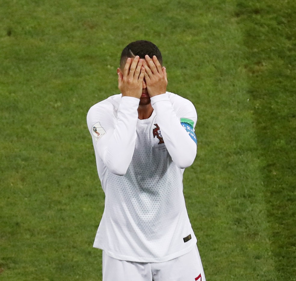 Cristiano Ronaldo esconde o rosto na eliminaÃ§Ã£o de Portugal  (Foto: REUTERS/Sergio Perez)