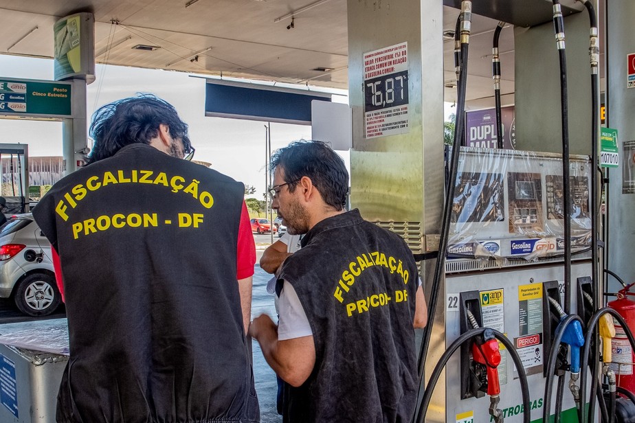 Fiscais do Procon-DF fazem a verificação de preço dos combustíveis nas bombas: operação é coordenada pela Senacon em todo o Brasil