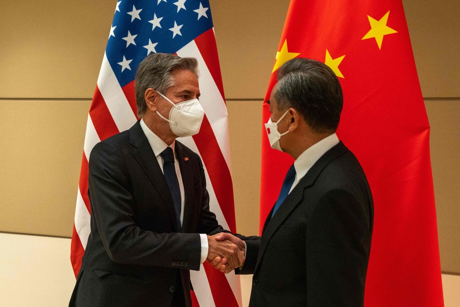 Secretário de Estado dos EUA, Antony Blinken (E), aperta a mão do chanceler chinês, Wang Yi, na ONU