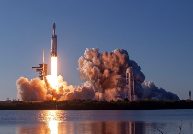 Imagem do lançamento do Falcon Heavy, que pela primeira vez foi ao espaço e trouxe de volta à Terra todos os três propulsores (Foto: Twitter/SpaceX)