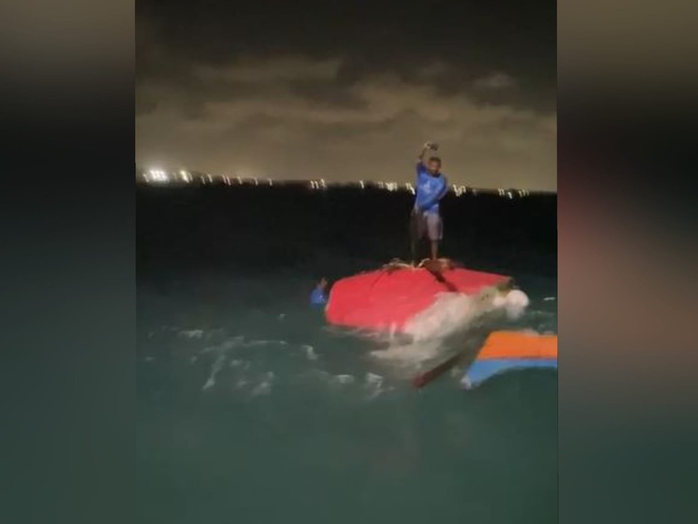 Dois pescadores que estavam à deriva no mar foram resgatados em Fortaleza. — Foto: Reprodução