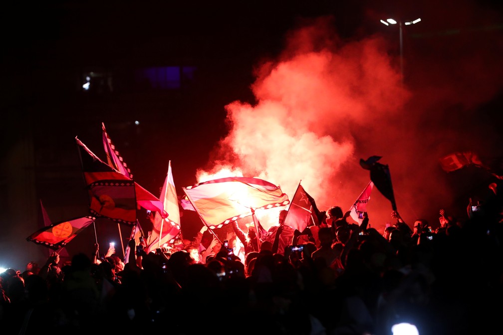 Manifestantes comemoram vitória do 'sim' para nova Constituição no Chile, após plebiscito neste domingo (25). — Foto: REUTERS/Ivan Alvarado