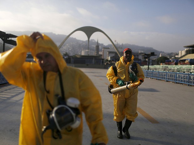 Funcionários da prefeitura do Rio borrifam inseticida contra mosquitos no Sambódromo (Foto: Pilar Olivares/Reuters)