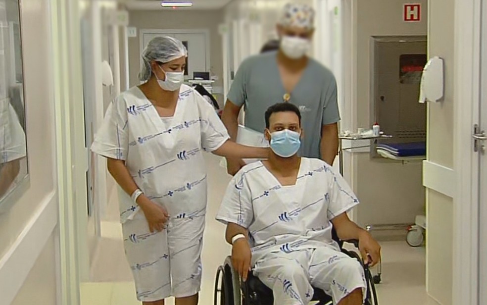 Gislaine Vieira Coimbra e o filho, Joo Henrique Vieira, indo para o transplante de rim no Hospital Estadual Alberto Rassi, em Goinia, Gois  Foto: Reproduo/TV Anhanguera