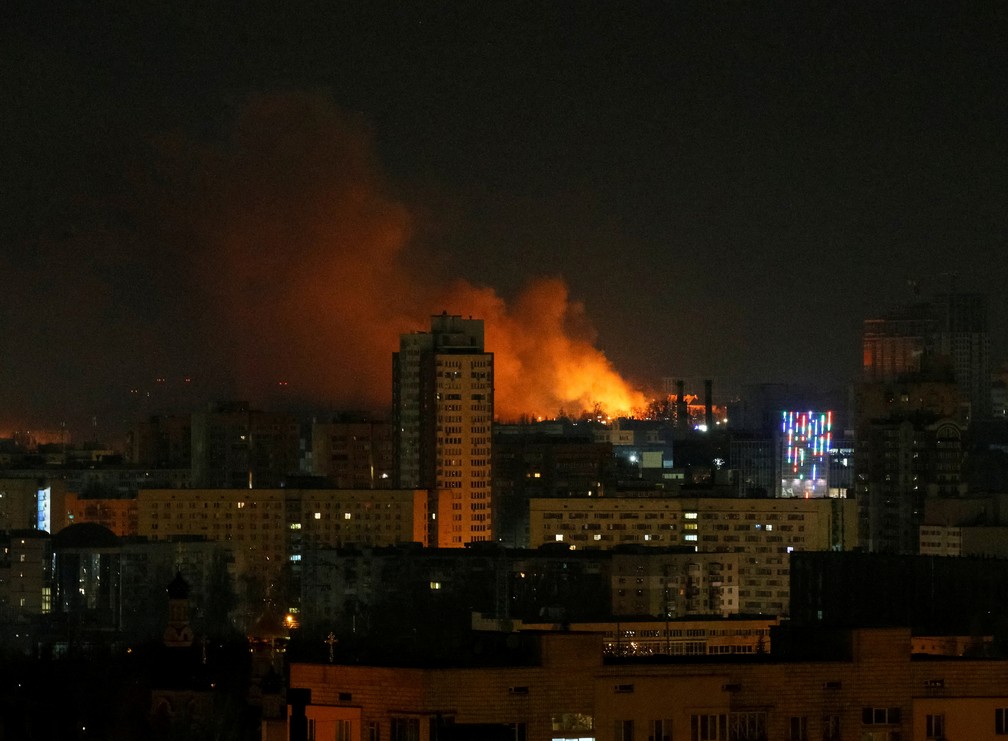 Fumaça e chamas perto de Kiev, capital da Ucrânia, nesta sexta-feira (25) — Foto: Gleb Garanich/Reuters