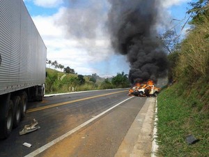 Carro pegou fogo após colisão (Foto: Diogo Mendes/ Foto leitor A Gazeta)