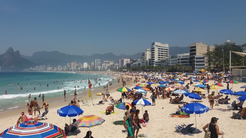 Foto de arquivo mostra cariocas e turistas que lotavam a Praia de Ipanema, na Zona Sul do Rio, no início do verão — Foto: Alba Valéria Mendonça/G1