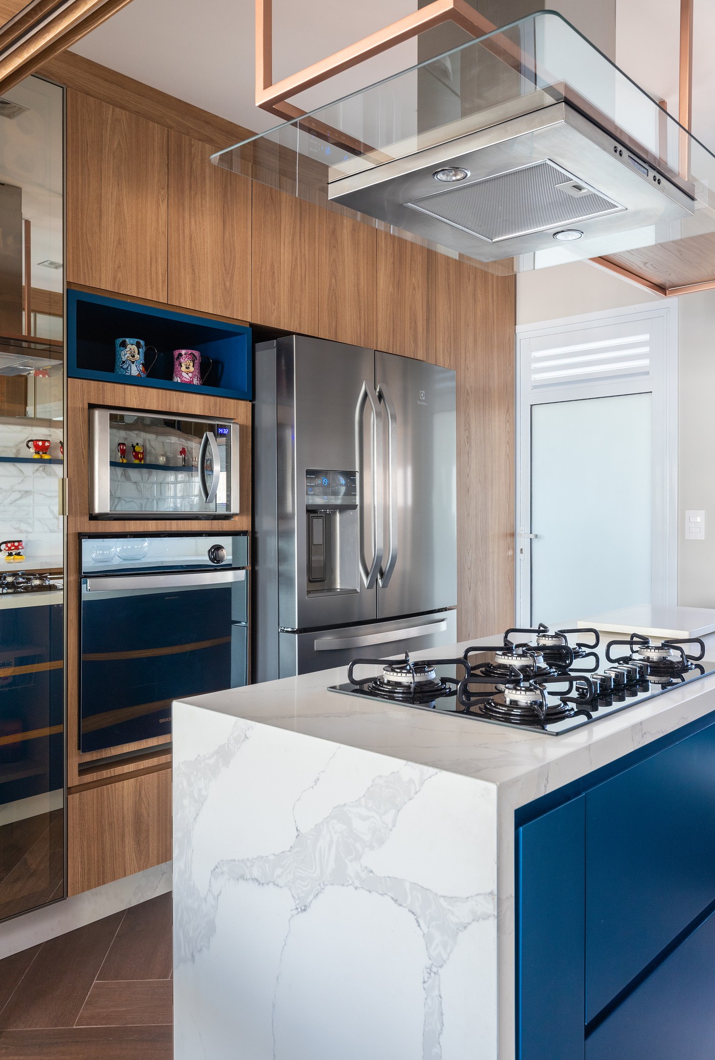 Décor do dia: cozinha integrada à sala de jantar tem ilha central e marcenaria azul (Foto: Fernando Crescenti)