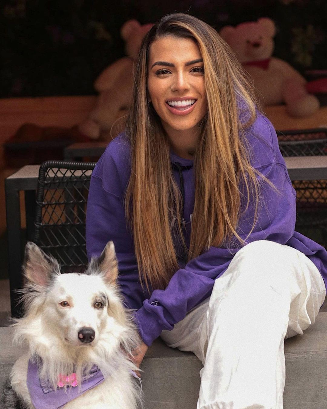 Petra Mattar posou para foto ao lado de sua cachorra (Foto: Reprodução/Instagram)