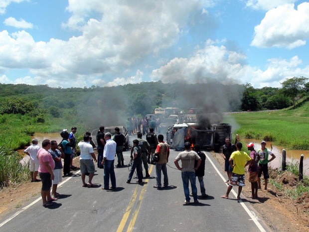 Carros foram queimados na estrada durante a fuga. (Foto: Emiliano Monteiro Amorim)