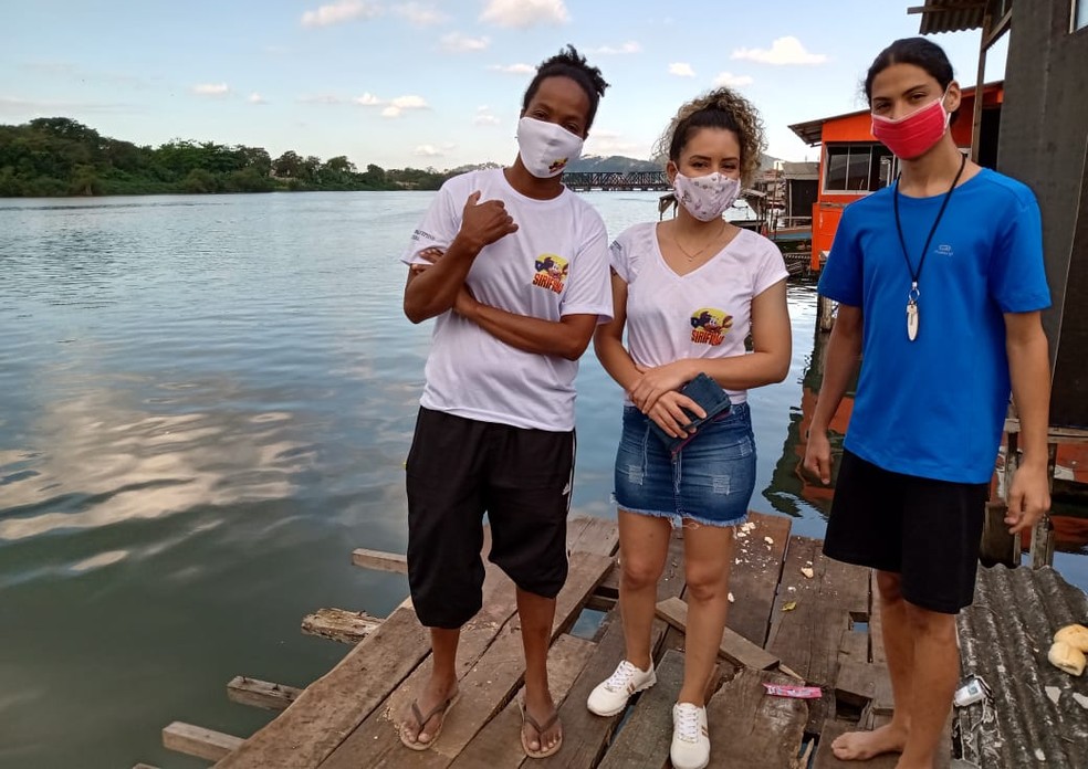 Cintia, Natalia e Enzo querem trazer visibilidade para a vila em meio às dificuldades estruturais — Foto: Divulgação/SiriFilma