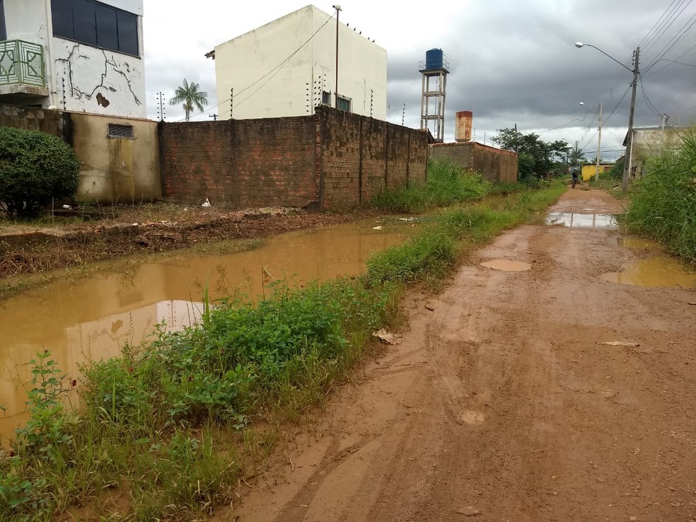 Rua alagada no bairro Lagoa, em Porto Velho — Foto: Diêgo Holanda/G1