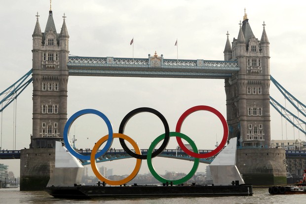 Anéis olímpicos no Rio Tâmisa, na Inglaterra (Foto: Getty Images)