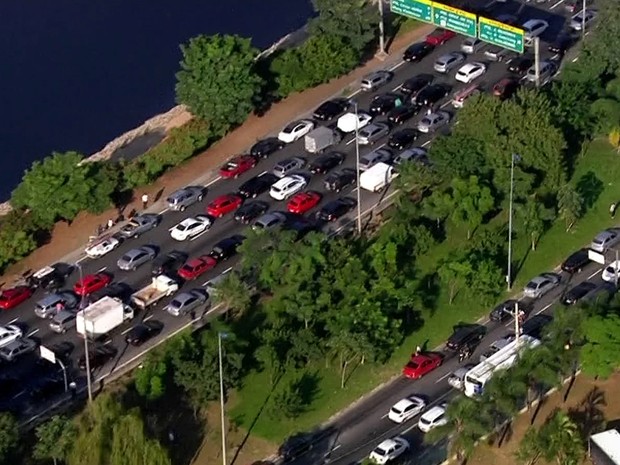 Trânsito na Marginal Tietê na manhã desta sexta-feira (15) após protesto fechar a via (Foto: TV Globo/Reprodução)