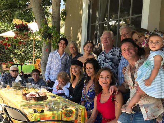 Kirk Douglas com a família  (Foto: Reprodução Instagram)