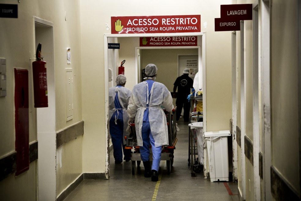 Profissionais de saúde em corredor de hospital público no DF, em imagem de arquivo — Foto: Breno Esaki/Agência Saúde